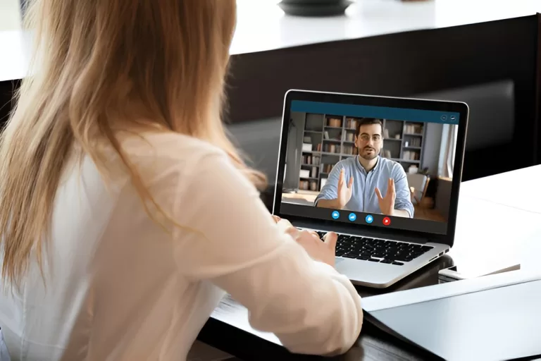 Orang sedang membuka LinkedIn di laptop