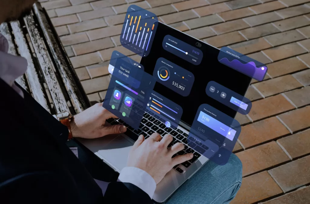 karyawan menggunakan laptop mempelajari digital literacy untuk pekerjaan masa depan