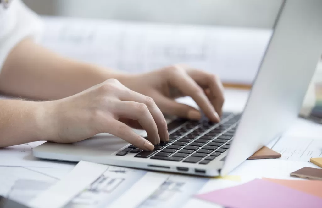karyawan menggunakan laptop mempelajari digital literacy untuk pekerjaan masa depan