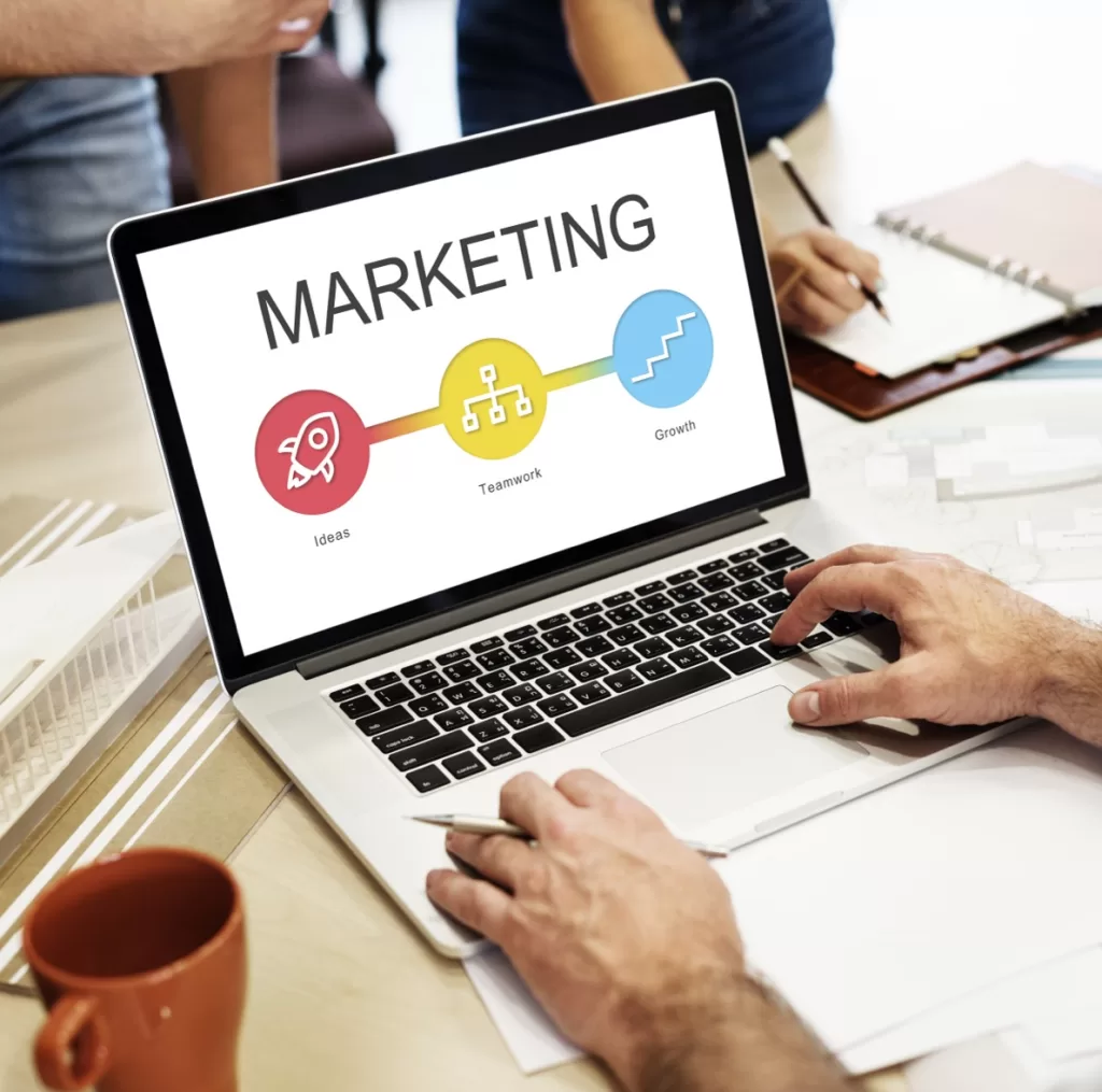 tim marketing mengelola kampanye digital untuk meningkatkan brand perusahaan