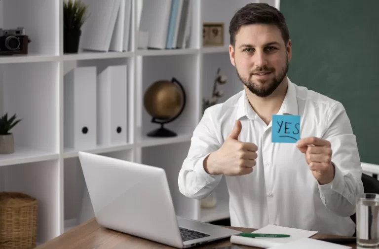 ilustrasi profesional muda mengembangkan skill untuk karier 2025